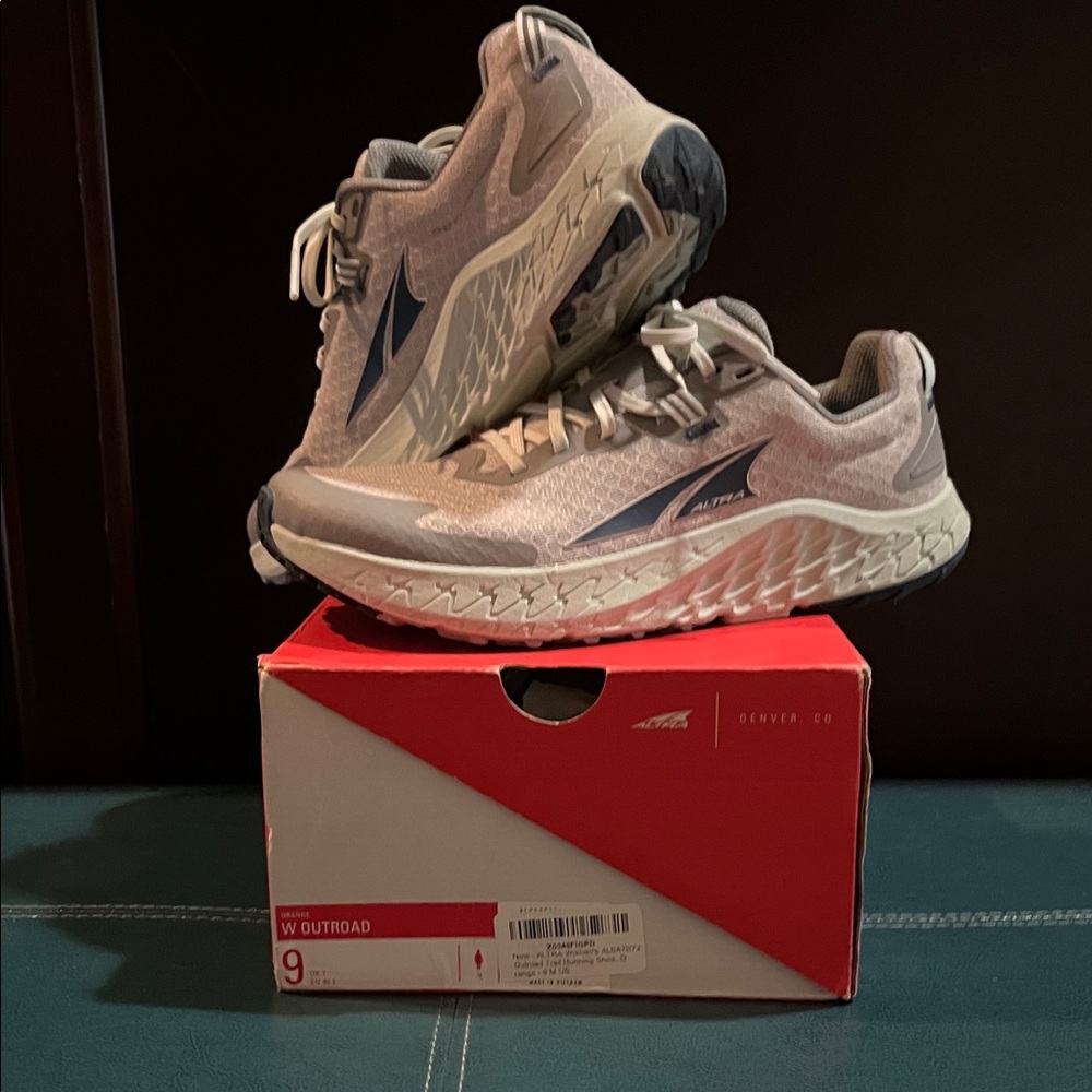 Barely worn Altra Outroad 3 size 9